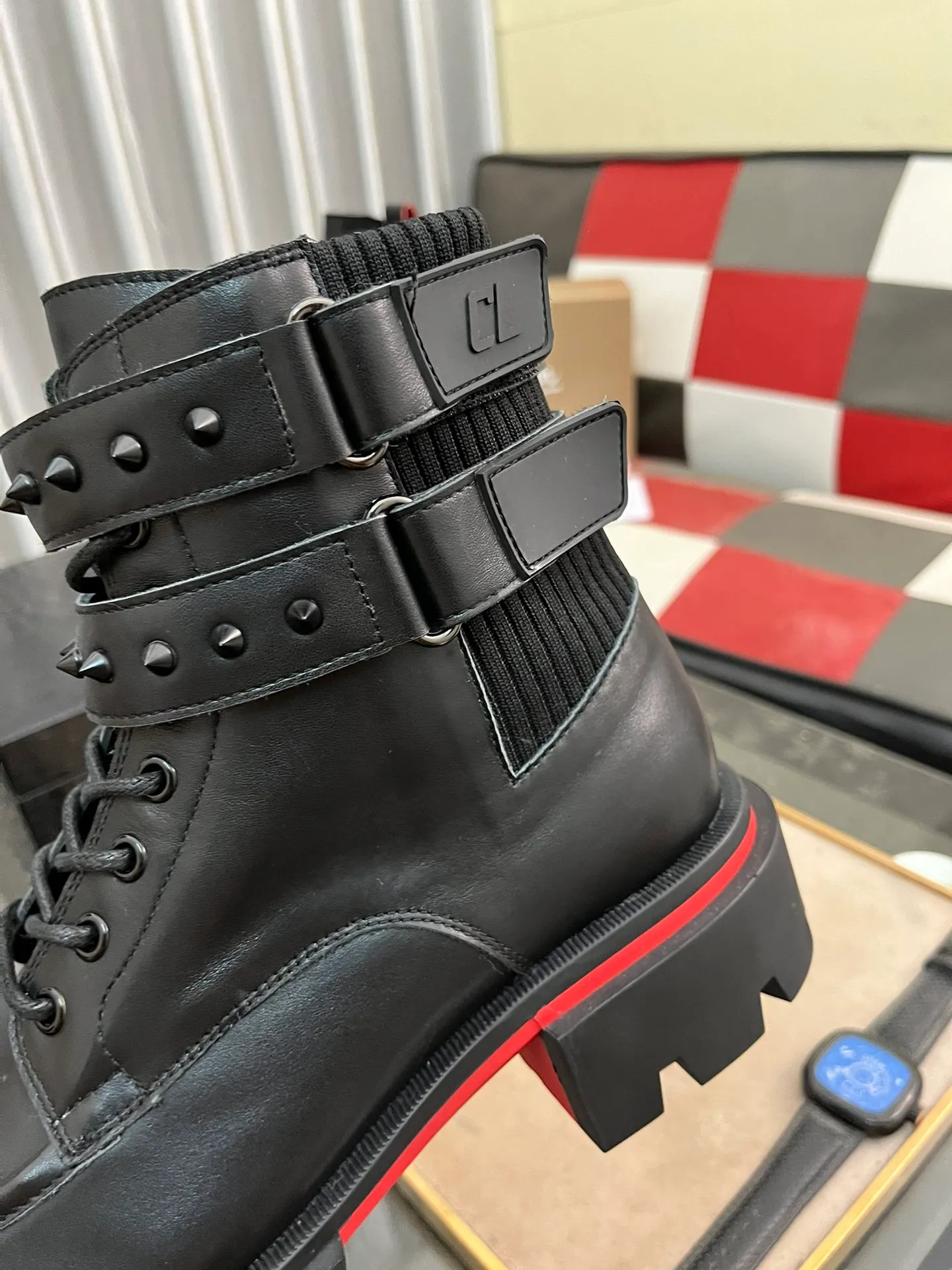Men's shoes 💰880⌚️⌚️CL New formal leather shoes Christia* Loubouti* Red-soled shoes GREGGO men's Oxford shoes Made of imported cowhide/glossy patent leather/stitched contrasting high silk suede. Three-section toe design. Iconic red outsole, the ultimate personalized shoe. Original color cowhide lining. Original Italian leather outsole; fine workmanship brings you a luxurious experience. With its neat silhouette and straightforwardness, GREGGO men's Oxford shoes are Oxford shoes born for city roaming. The elegant lines and classic silhouette exude eternal charm. The black patent leather material is exquisite and eye-catching, adding a sense of luxury to the overall look. The slender toe design is full of elegance, and matched with closed shoelaces of the same color, the sophistication is invisible. The slim sole design provides the shoes with a light foot feel, elegant steps, and a refined and elegant look. Shows outstanding texture.  Standard leather shoe size: 38-44
